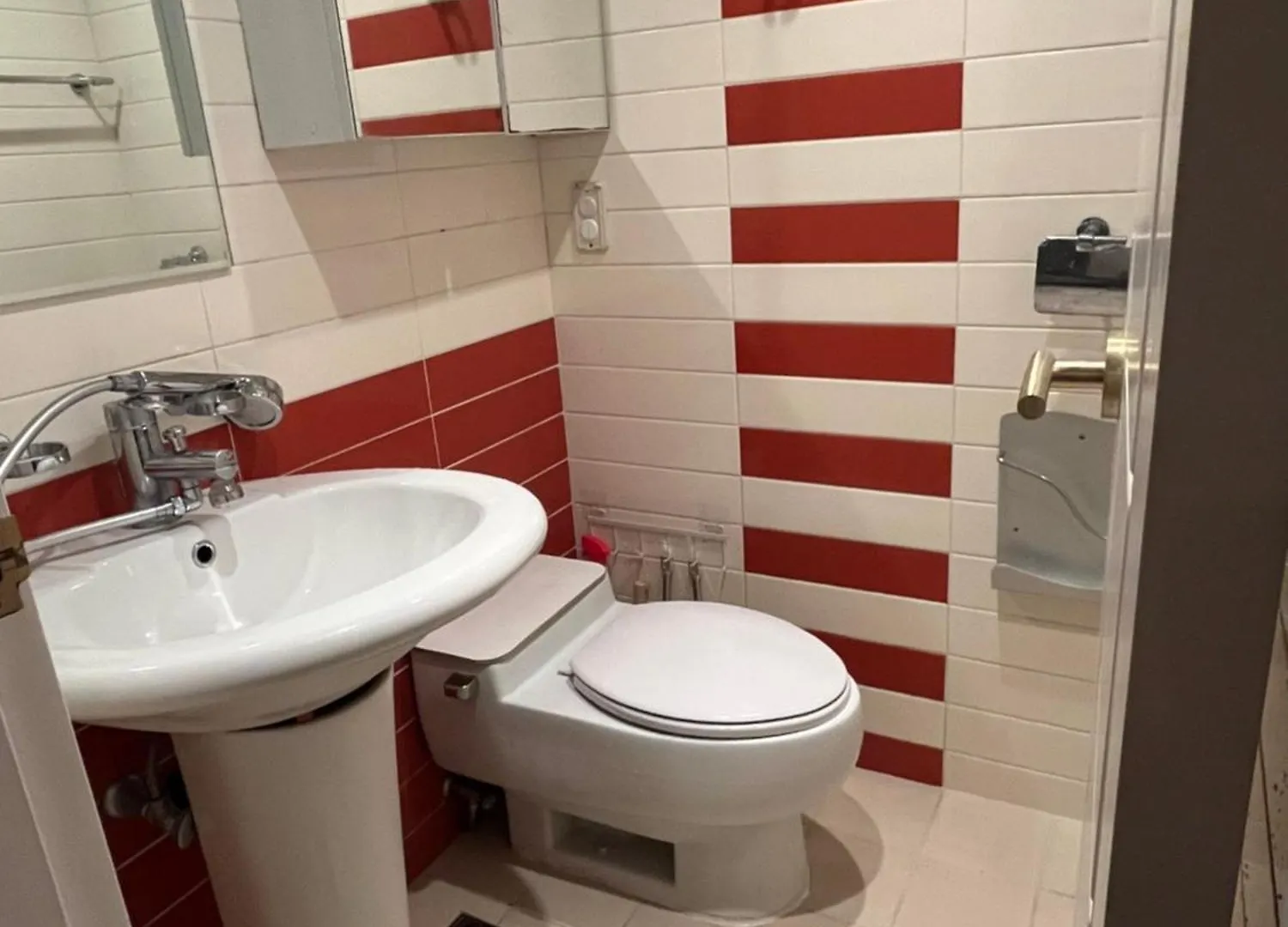 Apartament Near Hongdae, Shinchon-Two Super Single Beds- Seul